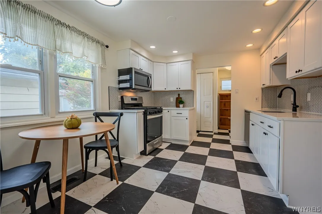 92 Mapleview Drive, Amherst, New York 14226, Amherst, New York 14226, 3 Bedroom Bedrooms, 6 Room Rooms,1 BathroomBathrooms,Residential,For Sale,92 Mapleview Drive, Amherst, New York 14226,0,B1721481