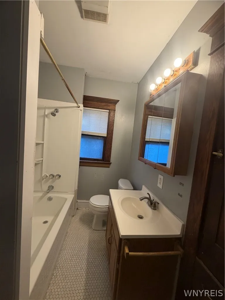 2776 Main Street 3, Buffalo, New York 14214, Buffalo, New York 14214, 3 Bedroom Bedrooms, 7 Room Rooms,1 BathroomBathrooms,Residential Lease,For Rent,2776 Main Street 3, Buffalo, New York 14214,0,B1723028