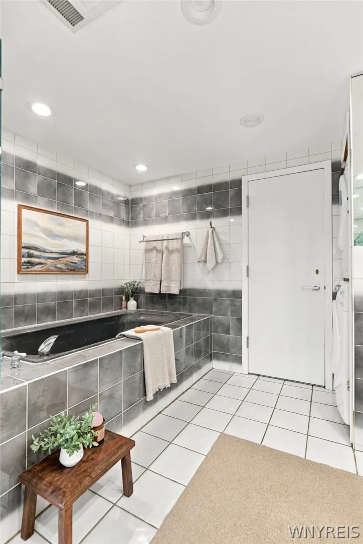 40 Waterfront Circle 305, Buffalo, New York 14202, Buffalo, New York 14202, 1 Bedroom Bedrooms, 4 Room Rooms,1 BathroomBathrooms,Residential,For Sale,40 Waterfront Circle 305, Buffalo, New York 14202,0,B1722795