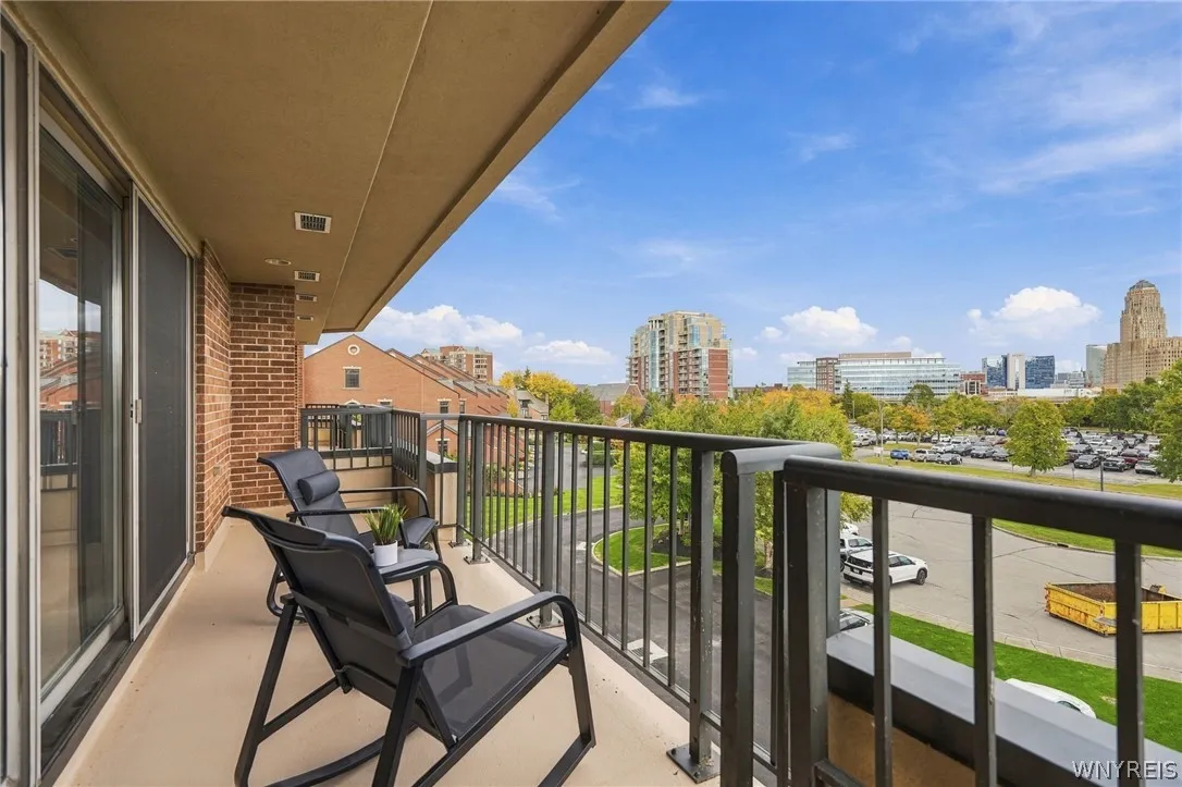 40 Waterfront Circle 305, Buffalo, New York 14202, Buffalo, New York 14202, 1 Bedroom Bedrooms, 4 Room Rooms,1 BathroomBathrooms,Residential,For Sale,40 Waterfront Circle 305, Buffalo, New York 14202,0,B1722795