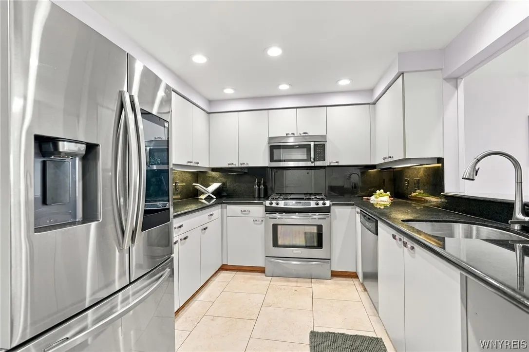 40 Waterfront Circle 305, Buffalo, New York 14202, Buffalo, New York 14202, 1 Bedroom Bedrooms, 4 Room Rooms,1 BathroomBathrooms,Residential,For Sale,40 Waterfront Circle 305, Buffalo, New York 14202,0,B1722795