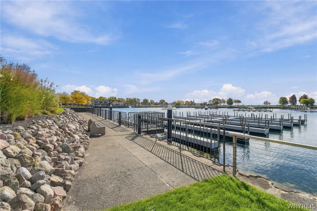 40 Waterfront Circle 305, Buffalo, New York 14202, Buffalo, New York 14202, 1 Bedroom Bedrooms, 4 Room Rooms,1 BathroomBathrooms,Residential,For Sale,40 Waterfront Circle 305, Buffalo, New York 14202,0,B1722795