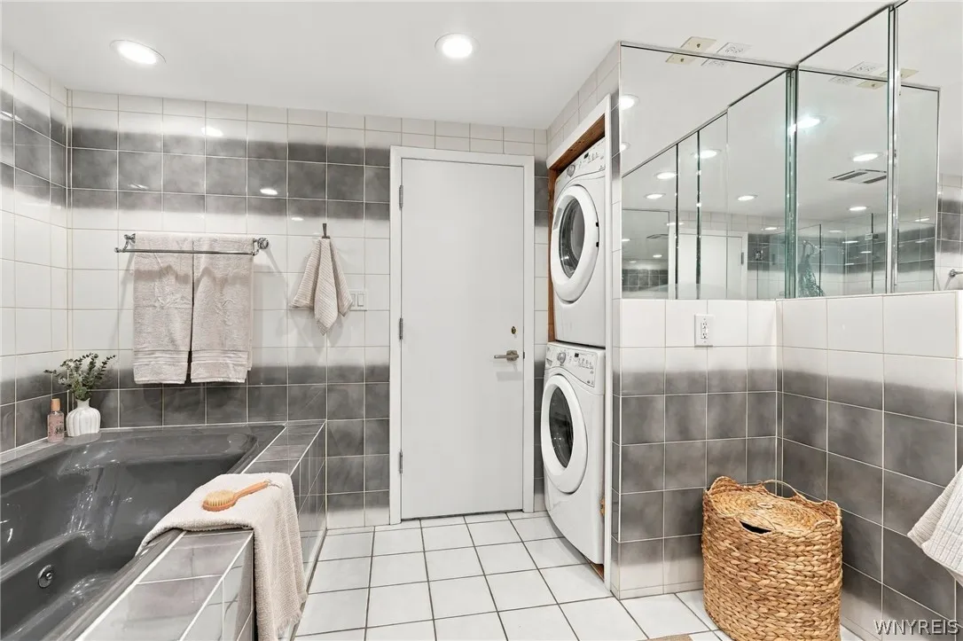 40 Waterfront Circle 305, Buffalo, New York 14202, Buffalo, New York 14202, 1 Bedroom Bedrooms, 4 Room Rooms,1 BathroomBathrooms,Residential,For Sale,40 Waterfront Circle 305, Buffalo, New York 14202,0,B1722795