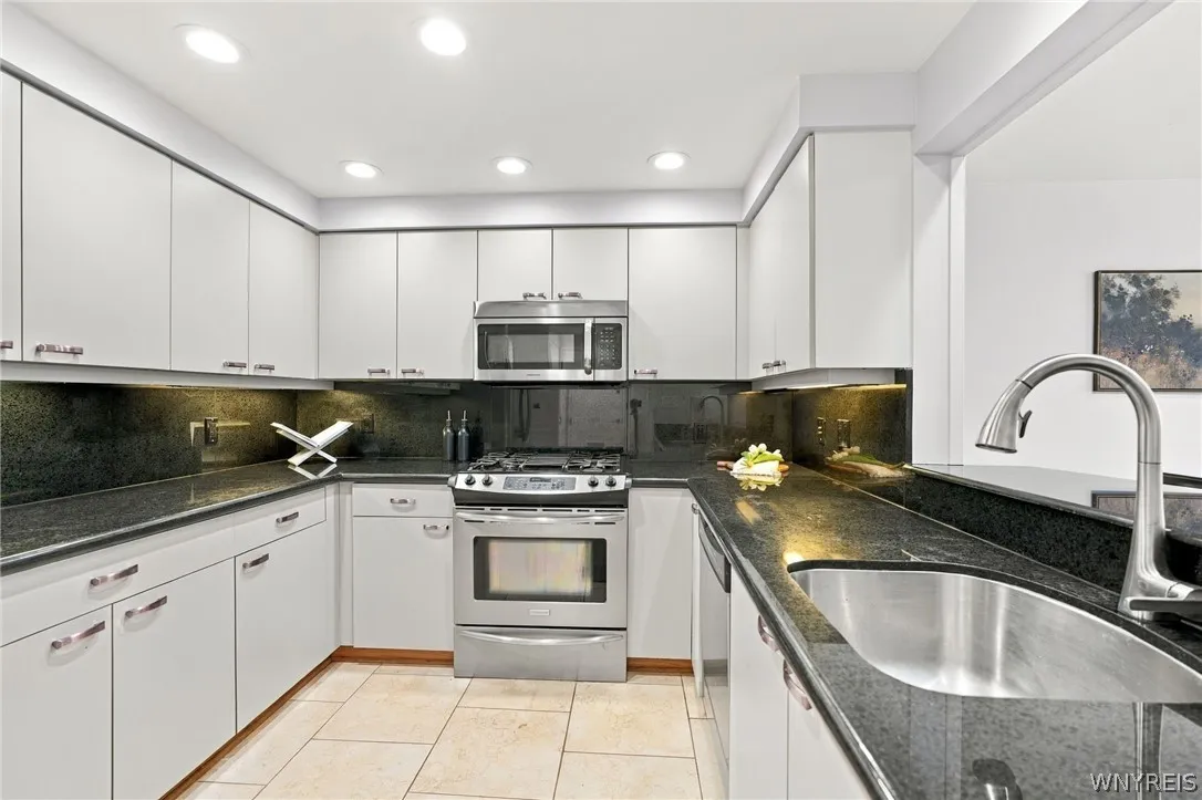 40 Waterfront Circle 305, Buffalo, New York 14202, Buffalo, New York 14202, 1 Bedroom Bedrooms, 4 Room Rooms,1 BathroomBathrooms,Residential,For Sale,40 Waterfront Circle 305, Buffalo, New York 14202,0,B1722795
