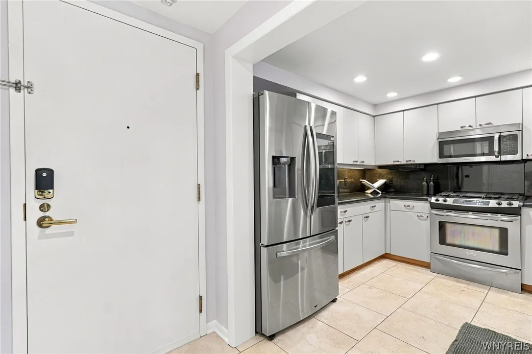 40 Waterfront Circle 305, Buffalo, New York 14202, Buffalo, New York 14202, 1 Bedroom Bedrooms, 4 Room Rooms,1 BathroomBathrooms,Residential,For Sale,40 Waterfront Circle 305, Buffalo, New York 14202,0,B1722795
