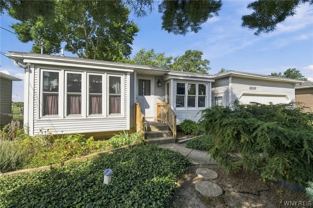 4200 Robin Lane, Hamburg, New York 14075, Hamburg, New York 14075, 4 Bedroom Bedrooms, 6 Room Rooms,1 BathroomBathrooms,Residential,For Sale,4200 Robin Lane, Hamburg, New York 14075,0,B1723097
