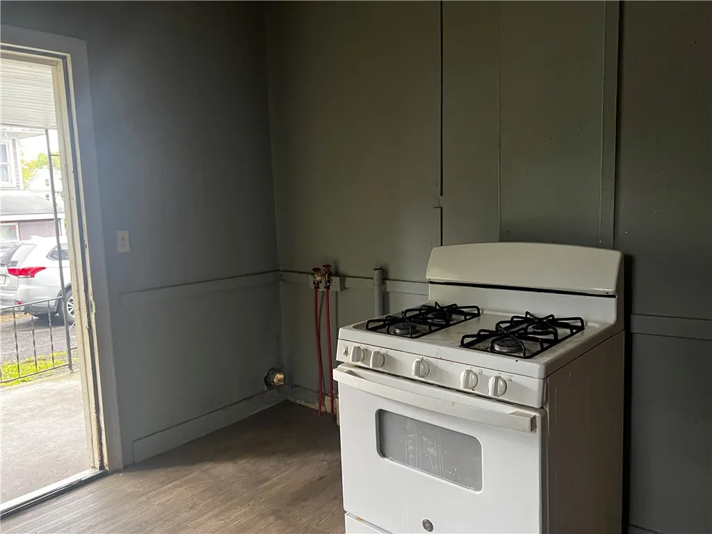 Kitchen opens to side covered​​‌​​​​‌​​‌‌​‌‌​​​‌‌​‌​‌​‌​​​‌​​ porch