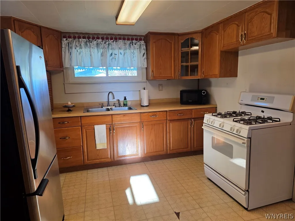 Kitchen - nice Oak cabinets/ appliances stay