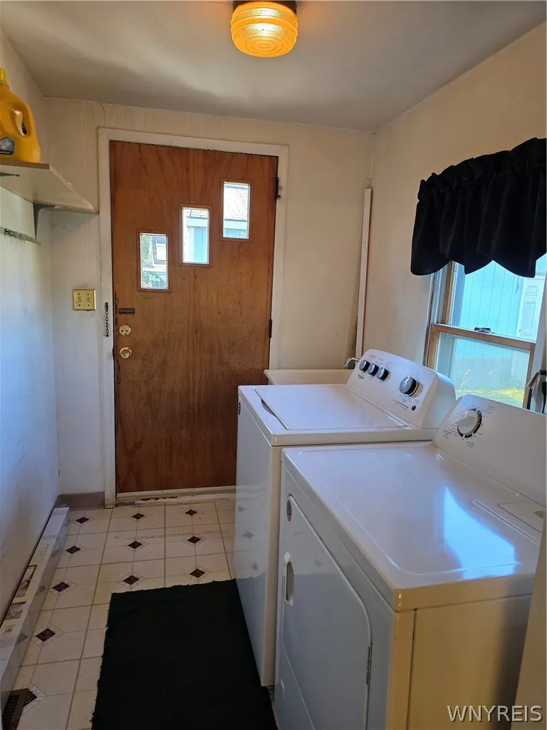 Laudry room off kitchen  washer & dryer included