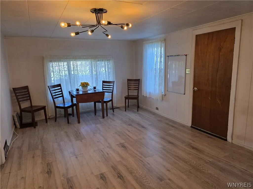 Living rm/dining room/bay window
new flooring