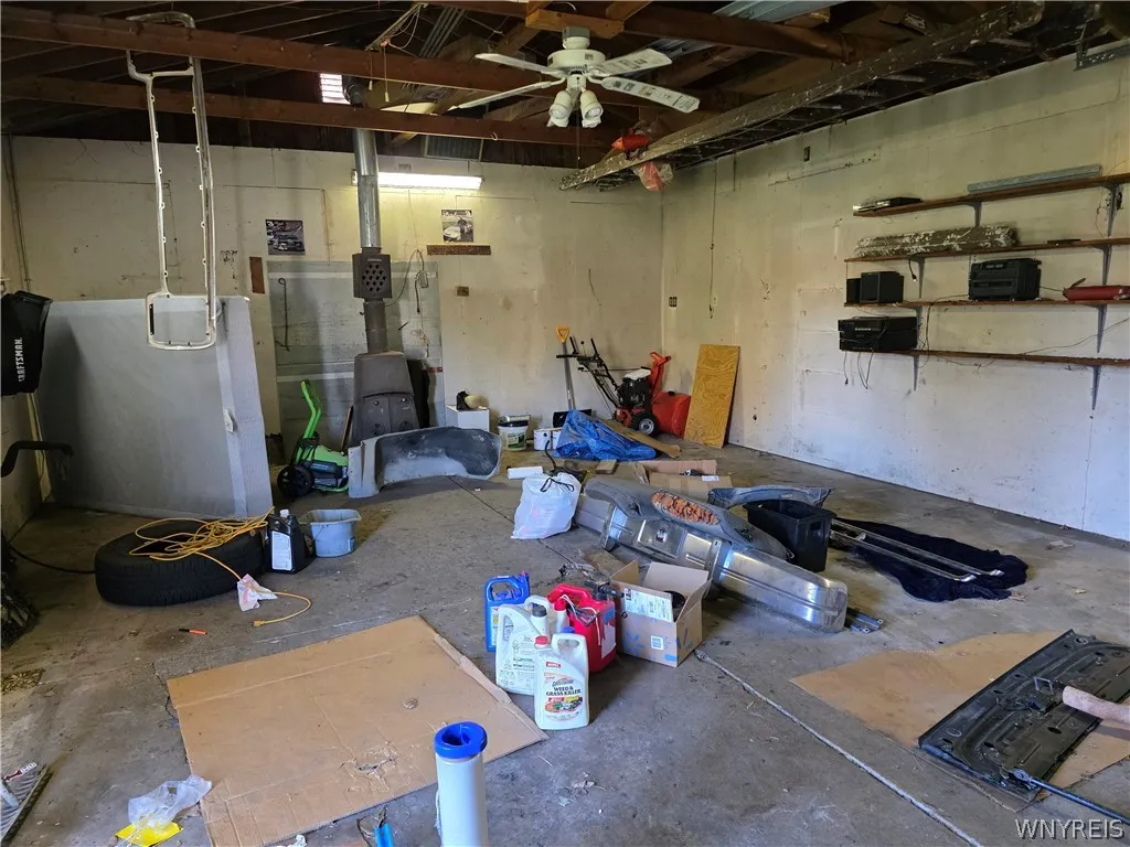 2.5 tanden garage with 220 line & wood burning firestove/ garge will be cleaned out by closing