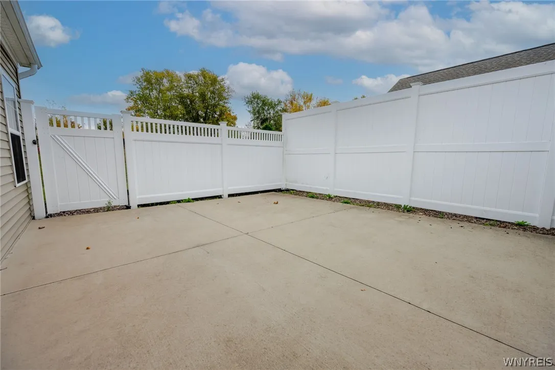 Patio-fully fenced