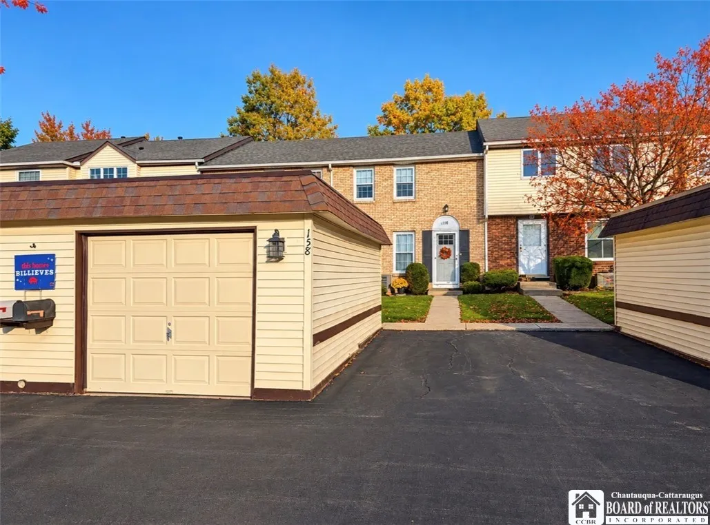 158 Stepping Stone Lane, Orchard Park, New York 14, Orchard Park, New York 14127, 3 Bedroom Bedrooms, 8 Room Rooms,1 BathroomBathrooms,Residential,For Sale,158 Stepping Stone Lane, Orchard Park, New York 14,0,R1723467