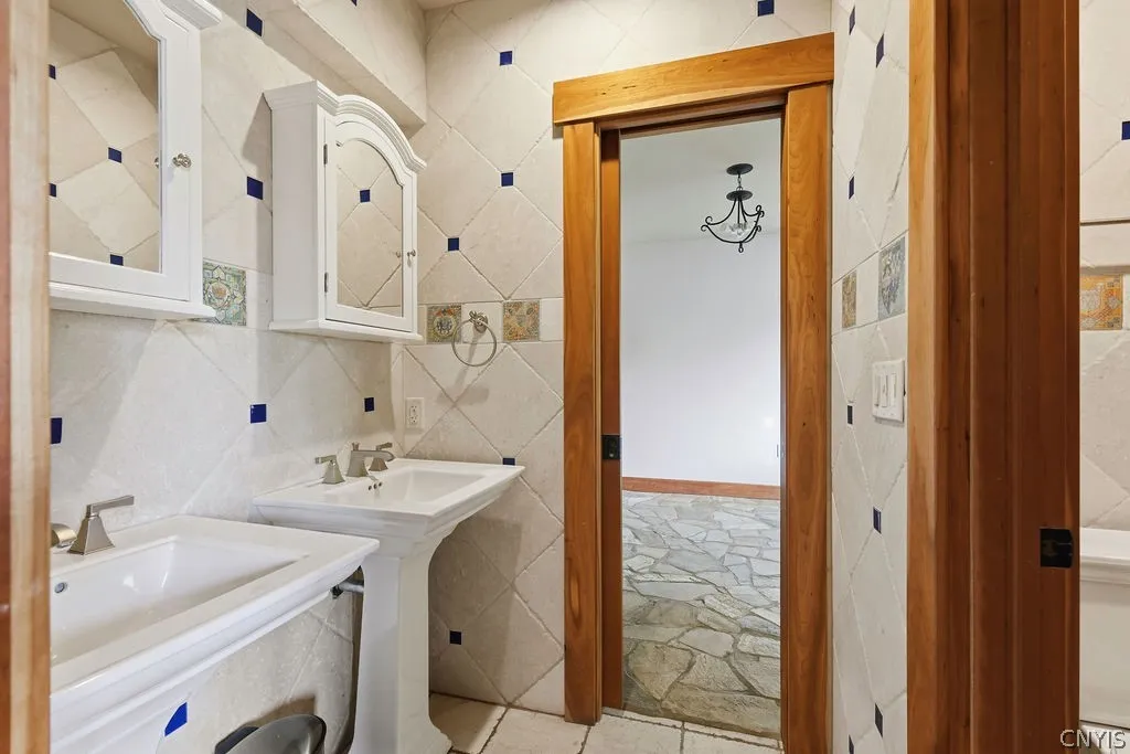 Bathroom shared between the two bedrooms
