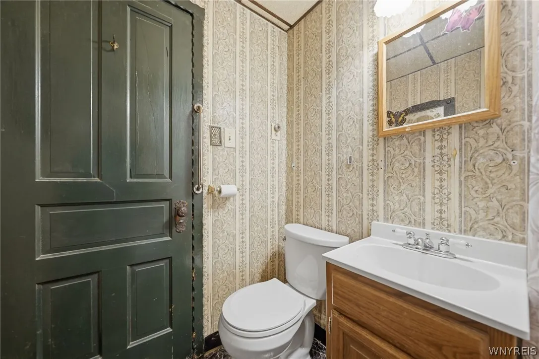 43 West Hazeltine Avenue, Tonawanda, New York 1421, Tonawanda, New York 14217, 4 Bedroom Bedrooms, 10 Room Rooms,2 BathroomBathrooms,Residential,For Sale,43 West Hazeltine Avenue, Tonawanda, New York 1421,0,B1723779