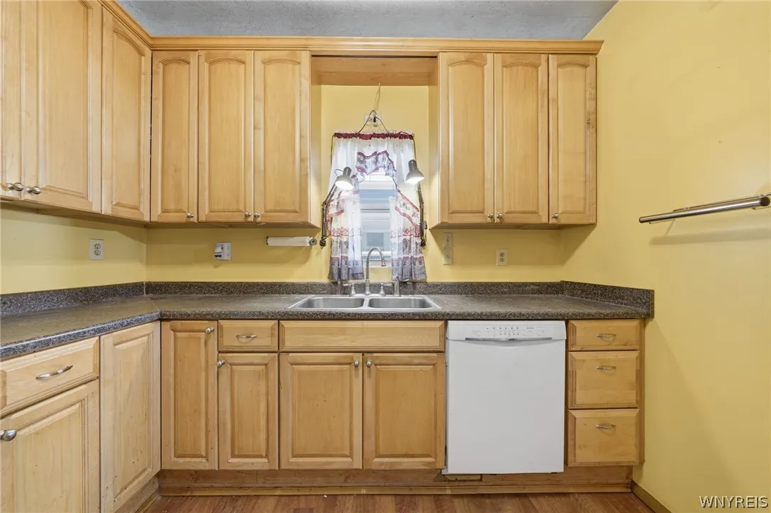 43 West Hazeltine Avenue, Tonawanda, New York 1421, Tonawanda, New York 14217, 4 Bedroom Bedrooms, 10 Room Rooms,2 BathroomBathrooms,Residential,For Sale,43 West Hazeltine Avenue, Tonawanda, New York 1421,0,B1723779