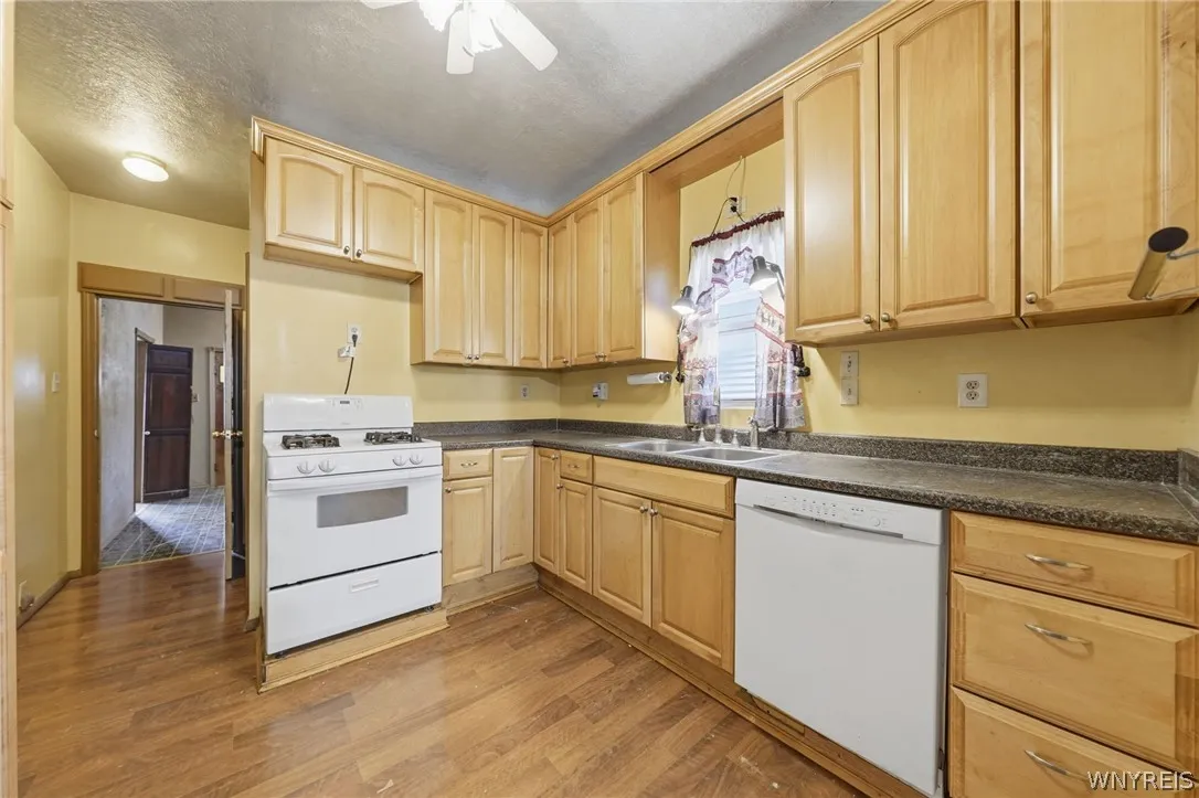 43 West Hazeltine Avenue, Tonawanda, New York 1421, Tonawanda, New York 14217, 4 Bedroom Bedrooms, 10 Room Rooms,2 BathroomBathrooms,Residential,For Sale,43 West Hazeltine Avenue, Tonawanda, New York 1421,0,B1723779