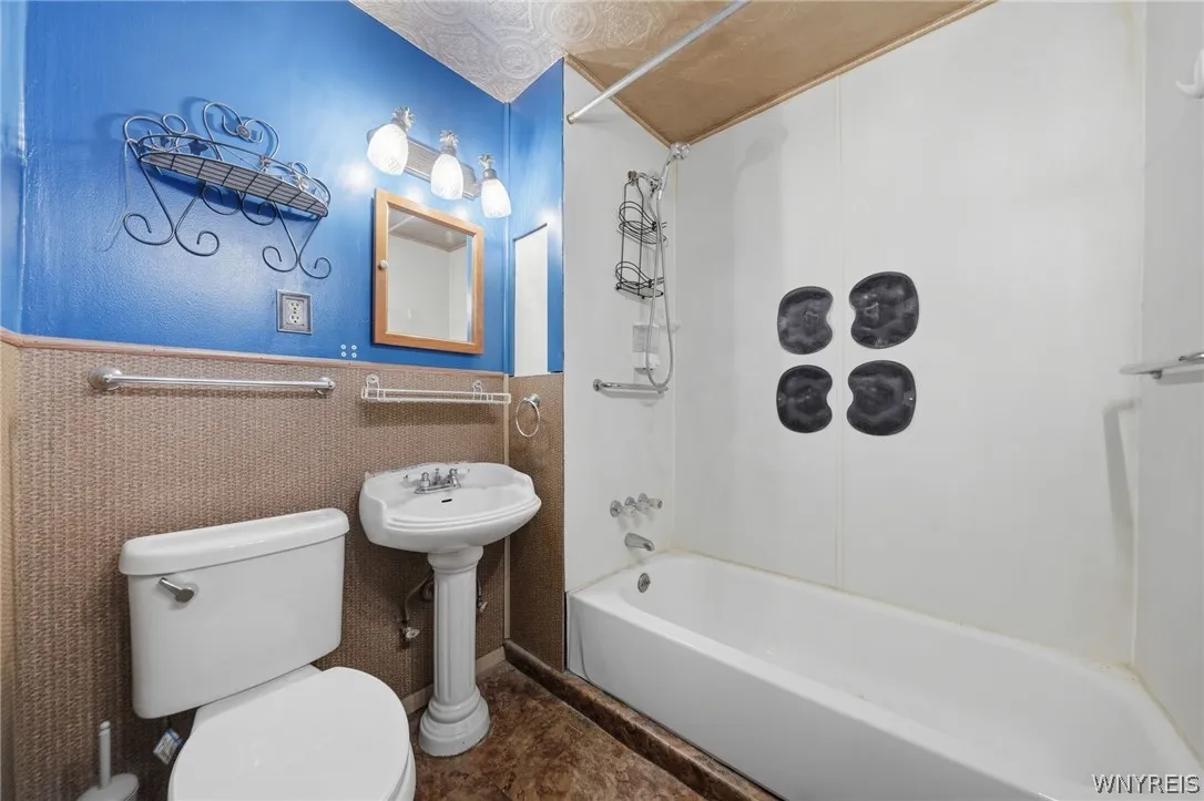 43 West Hazeltine Avenue, Tonawanda, New York 1421, Tonawanda, New York 14217, 4 Bedroom Bedrooms, 10 Room Rooms,2 BathroomBathrooms,Residential,For Sale,43 West Hazeltine Avenue, Tonawanda, New York 1421,0,B1723779