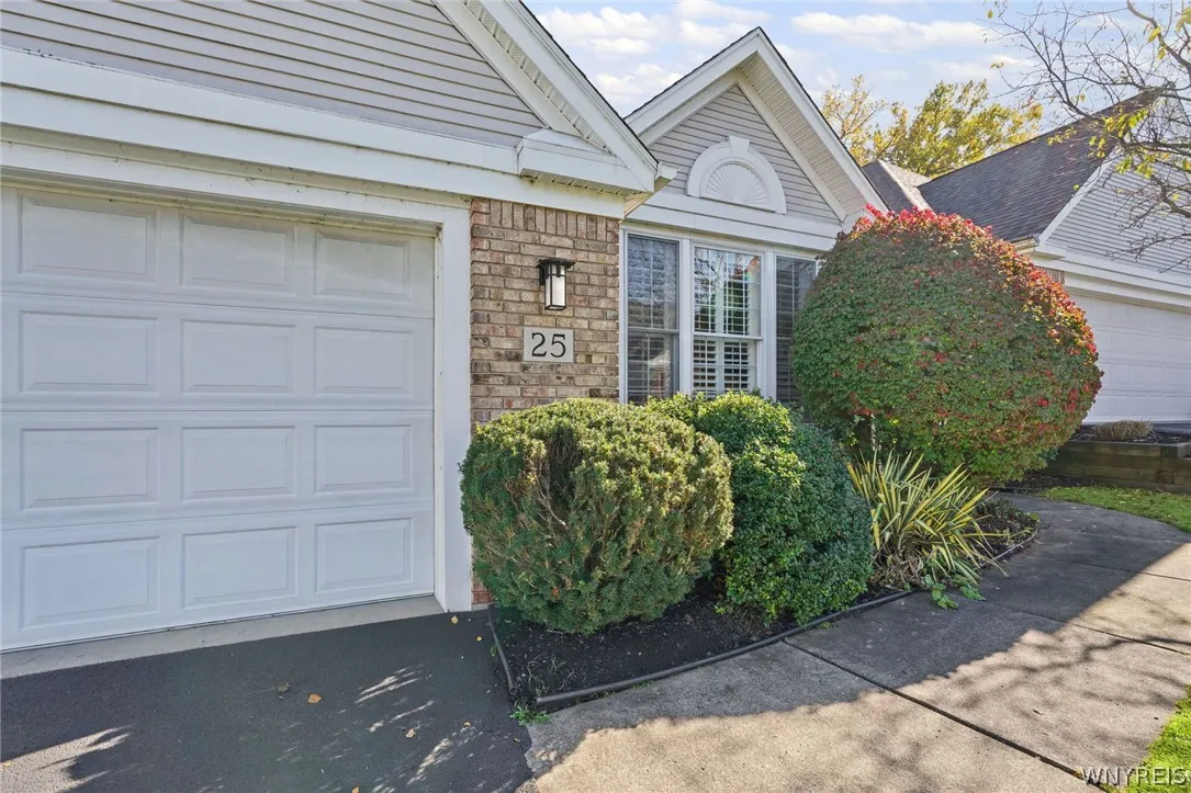 25 Brookins Green Drive, Orchard Park, New York 14, Orchard Park, New York 14127, 3 Bedroom Bedrooms, 8 Room Rooms,2 BathroomBathrooms,Residential,For Sale,25 Brookins Green Drive, Orchard Park, New York 14,0,B1723489