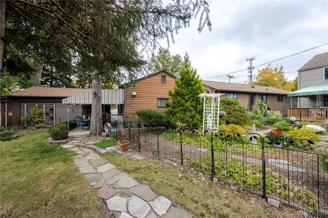 91 Glencove Road, Tonawanda, New York 14223, Tonawanda, New York 14223, 3 Bedroom Bedrooms, 7 Room Rooms,2 BathroomBathrooms,Residential,For Sale,91 Glencove Road, Tonawanda, New York 14223,0,B1724089