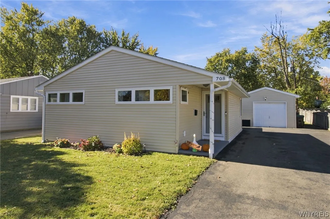 708 Montrose Avenue, Tonawanda, New York 14223, Tonawanda, New York 14223, 2 Bedroom Bedrooms, 5 Room Rooms,1 BathroomBathrooms,Residential,For Sale,708 Montrose Avenue, Tonawanda, New York 14223,0,B1724472