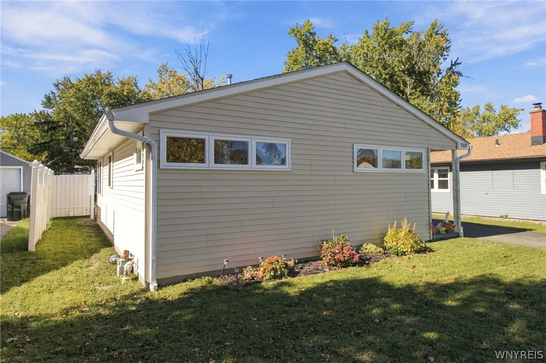 708 Montrose Avenue, Tonawanda, New York 14223, Tonawanda, New York 14223, 2 Bedroom Bedrooms, 5 Room Rooms,1 BathroomBathrooms,Residential,For Sale,708 Montrose Avenue, Tonawanda, New York 14223,0,B1724472
