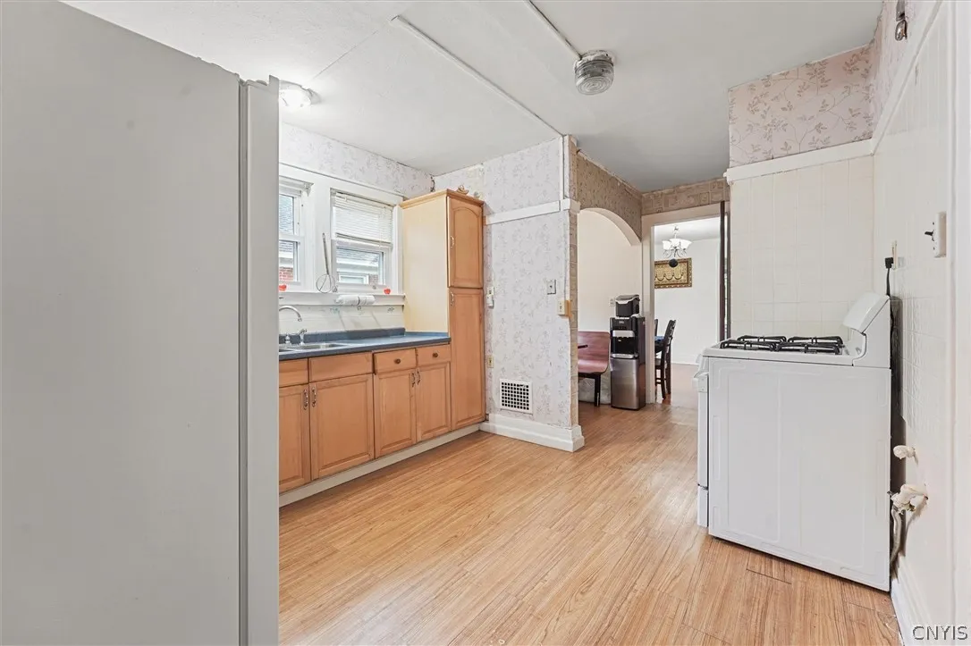 207 Fellows Ave Avenue, Syracuse, New York 13210, Syracuse, New York 13210, 6 Bedroom Bedrooms, ,2 BathroomBathrooms,Residential,For Sale,207 Fellows Ave Avenue, Syracuse, New York 13210,0,S1723193