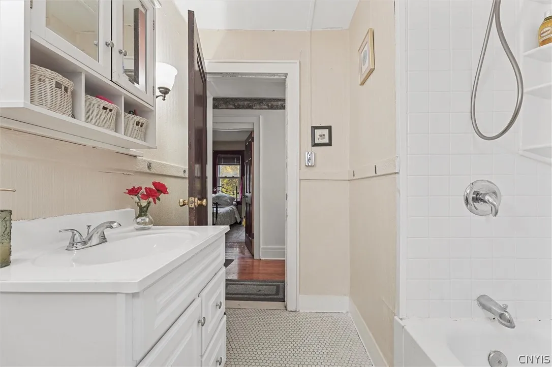207 Fellows Ave Avenue, Syracuse, New York 13210, Syracuse, New York 13210, 6 Bedroom Bedrooms, ,2 BathroomBathrooms,Residential,For Sale,207 Fellows Ave Avenue, Syracuse, New York 13210,0,S1723193
