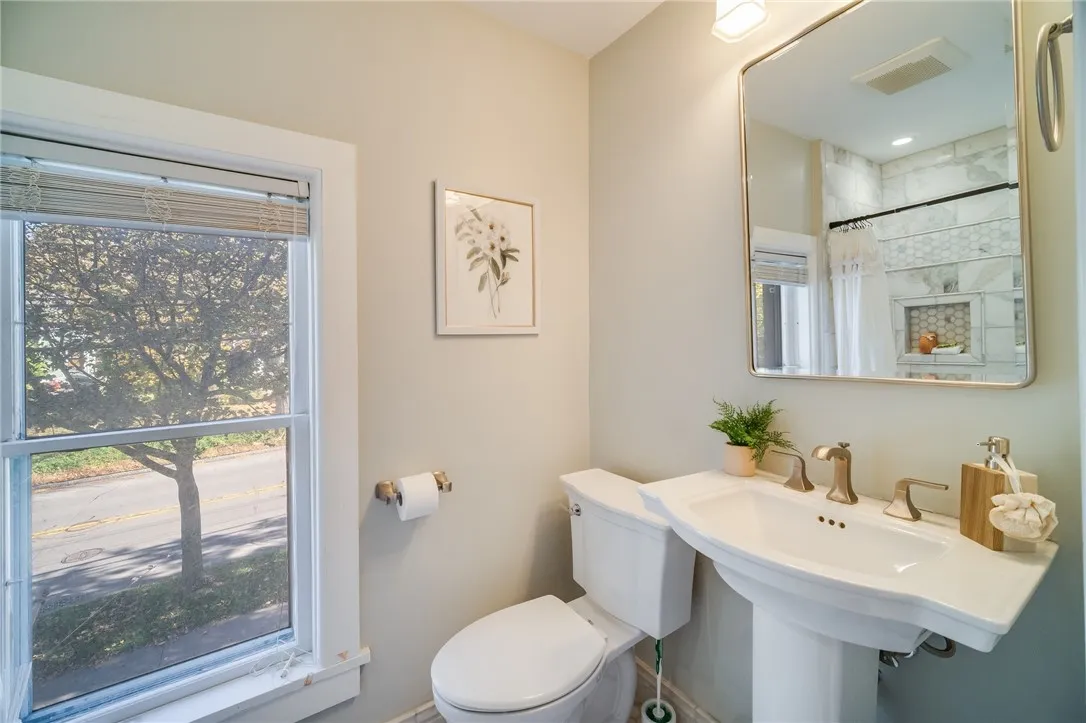 164 South Main Street, Perinton, New York 14450, Perinton, New York 14450, 4 Bedroom Bedrooms, 12 Room Rooms,2 BathroomBathrooms,Residential,For Sale,164 South Main Street, Perinton, New York 14450,0,R1723417