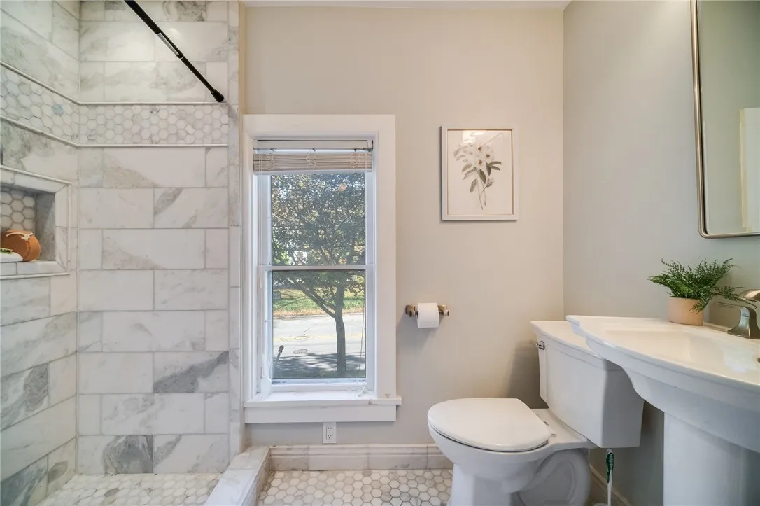 Upstairs full bathroom

