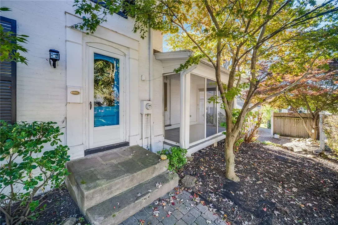 Side entrance directly into office from George Street
