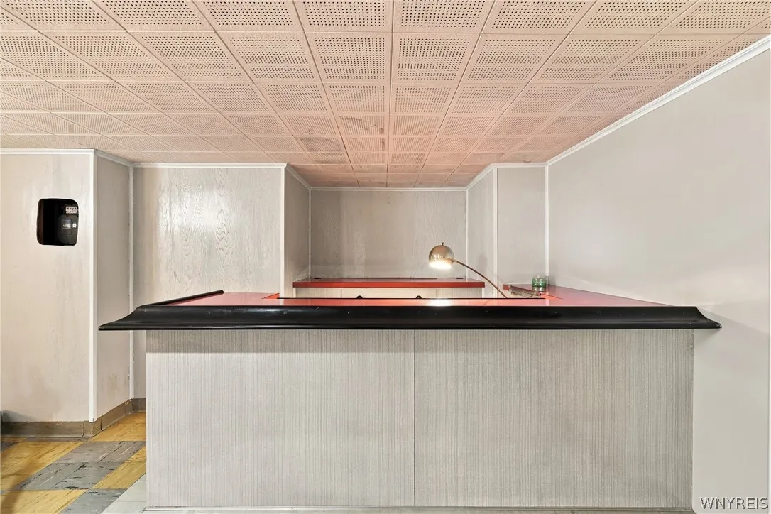 Wet bar -ideal for entertaining
