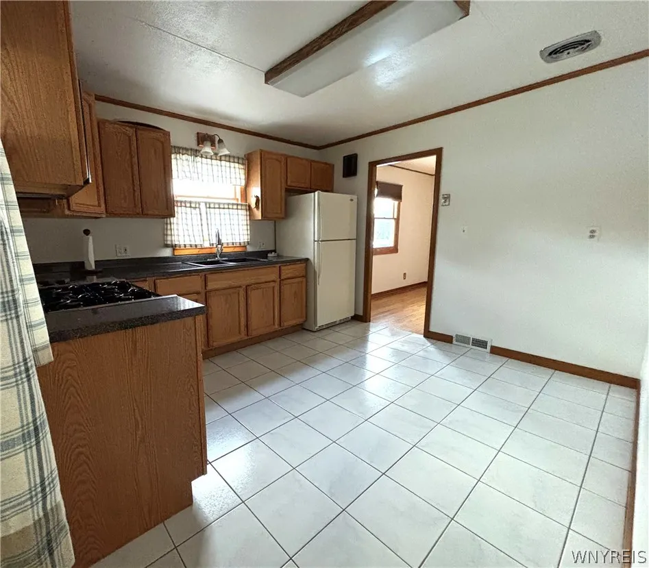 Kitchen (space for a dining table)