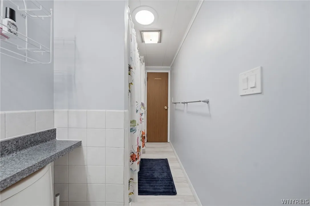 1st Floor Bathroom w/double entry