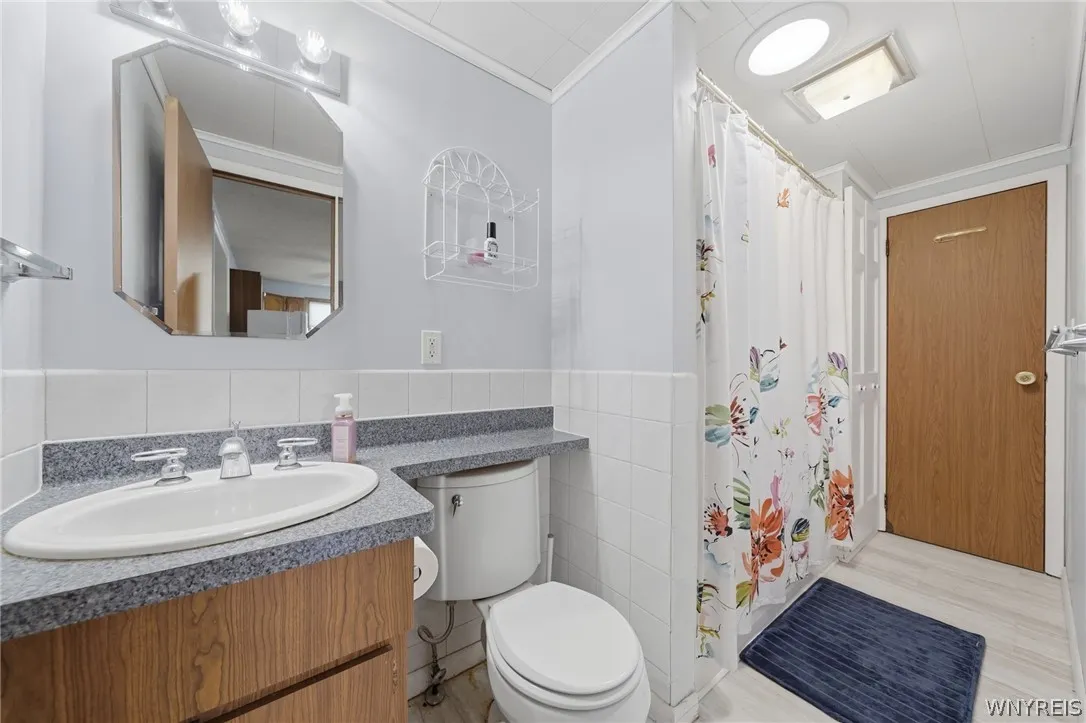 1st Floor Bathroom w/Jacuzzi Tub