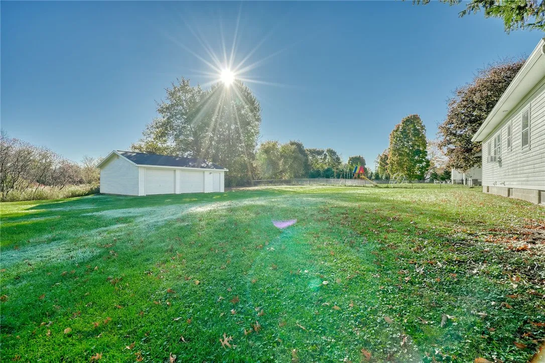 Fantastic Bonus Garage/outbuilding!