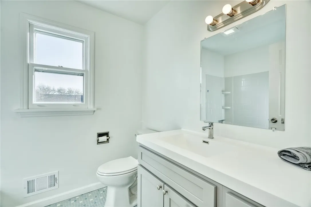 Bright & Updated main bathroom!