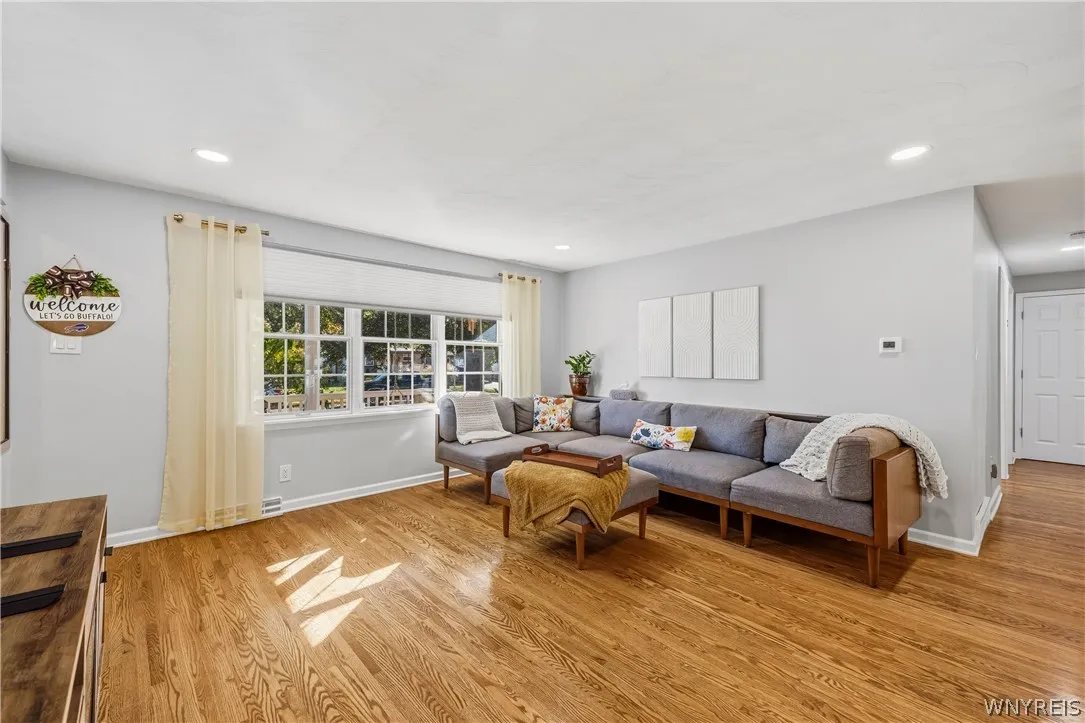 1394 99th St, Niagara Falls, New York 14304, Niagara Falls, New York 14304, 3 Bedroom Bedrooms, 8 Room Rooms,2 BathroomBathrooms,Residential,For Sale,1394 99th St, Niagara Falls, New York 14304,0,B1724178