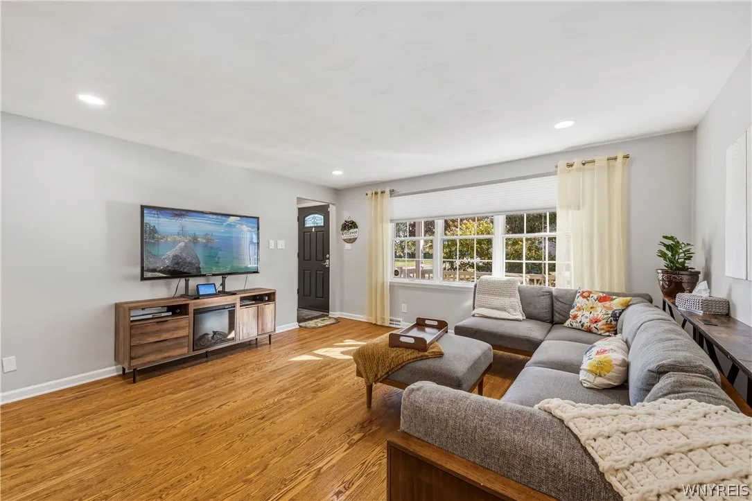 1394 99th St, Niagara Falls, New York 14304, Niagara Falls, New York 14304, 3 Bedroom Bedrooms, 8 Room Rooms,2 BathroomBathrooms,Residential,For Sale,1394 99th St, Niagara Falls, New York 14304,0,B1724178