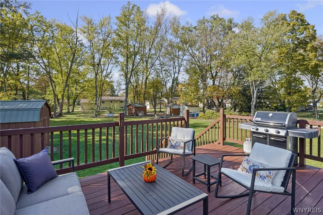 Deck w/Pergola.
