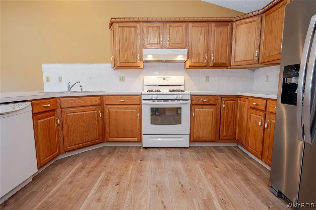 4813 East Highland Parkway, Hamburg, New York 1421, Hamburg, New York 14219, 2 Bedroom Bedrooms, 4 Room Rooms,2 BathroomBathrooms,Residential,For Sale,4813 East Highland Parkway, Hamburg, New York 1421,0,B1723603