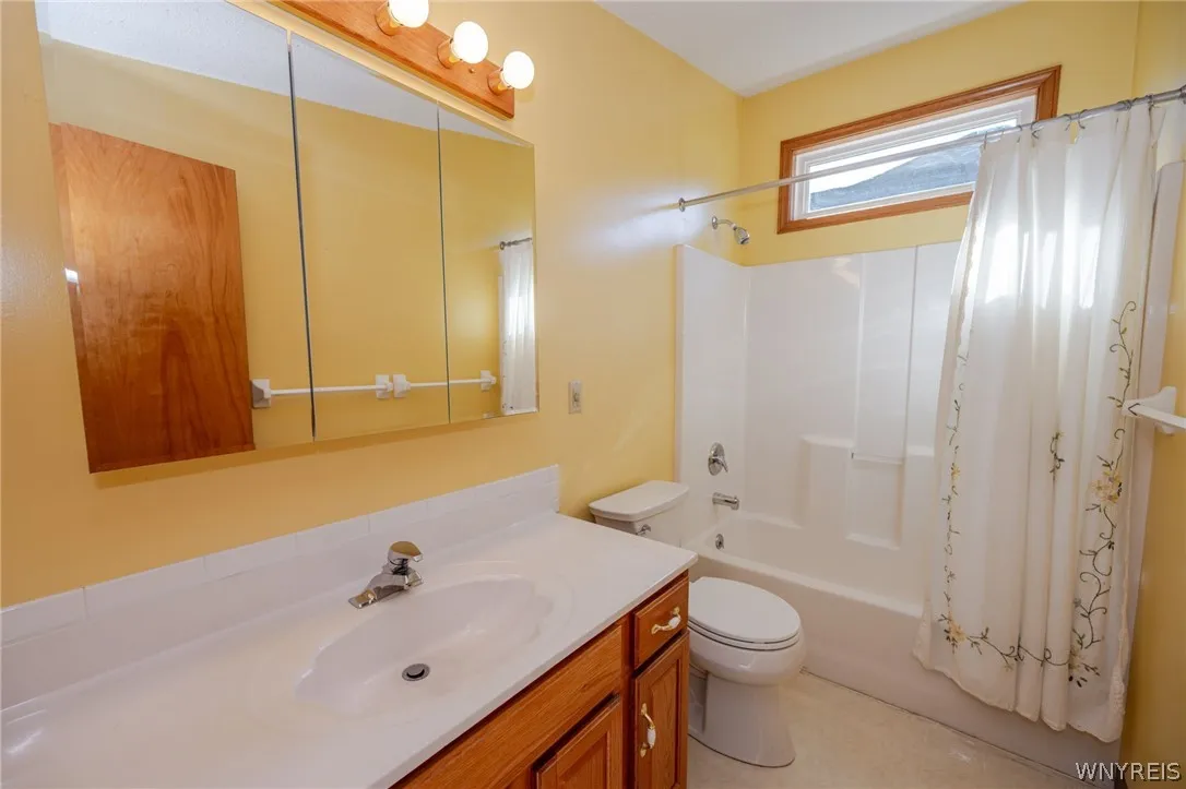 4813 East Highland Parkway, Hamburg, New York 1421, Hamburg, New York 14219, 2 Bedroom Bedrooms, 4 Room Rooms,2 BathroomBathrooms,Residential,For Sale,4813 East Highland Parkway, Hamburg, New York 1421,0,B1723603