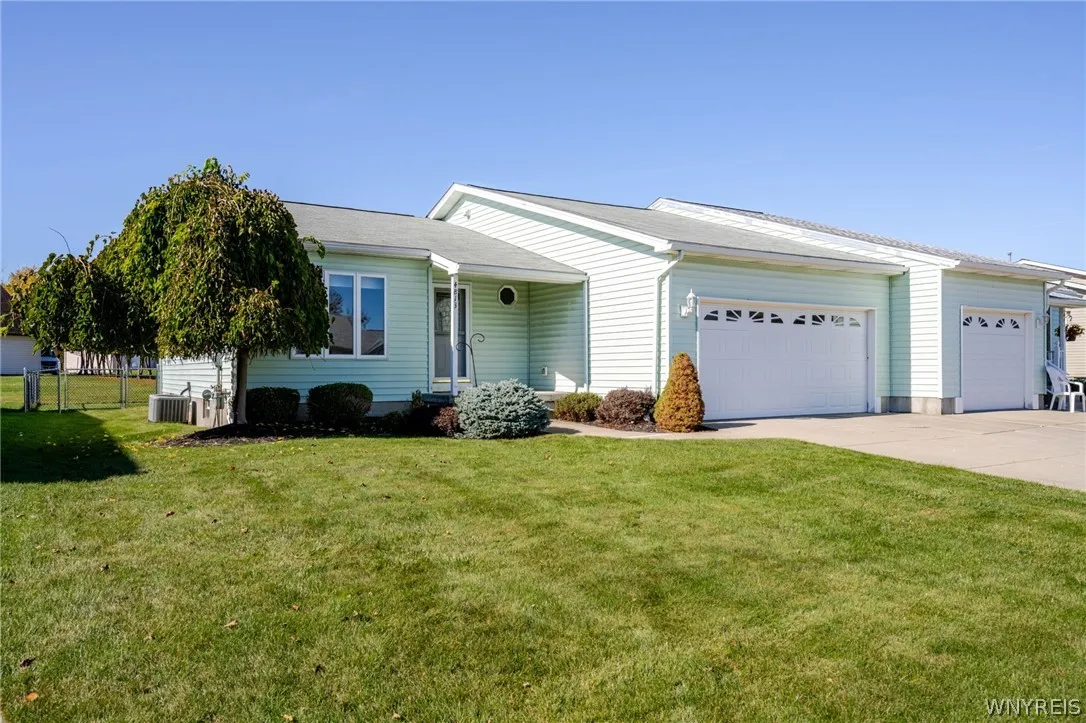 4813 East Highland Parkway, Hamburg, New York 1421, Hamburg, New York 14219, 2 Bedroom Bedrooms, 4 Room Rooms,2 BathroomBathrooms,Residential,For Sale,4813 East Highland Parkway, Hamburg, New York 1421,0,B1723603
