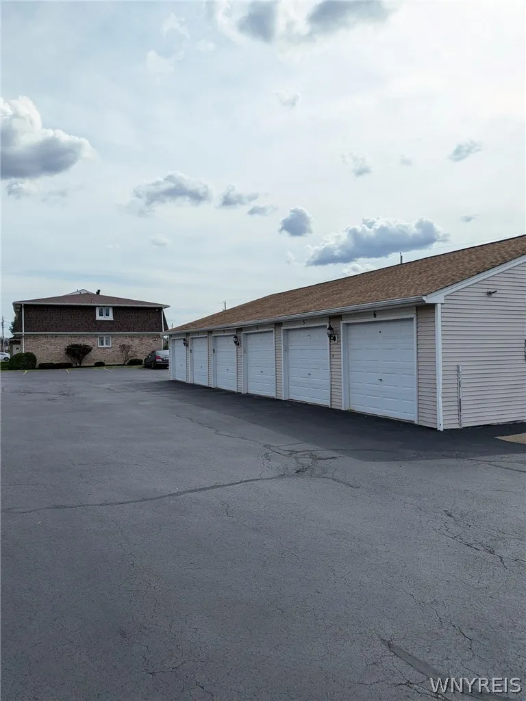 71 Georgian Lane 5, Amherst, New York 14221, Amherst, New York 14221, 2 Bedroom Bedrooms, 5 Room Rooms,2 BathroomBathrooms,Residential,For Sale,71 Georgian Lane 5, Amherst, New York 14221,0,B1724622