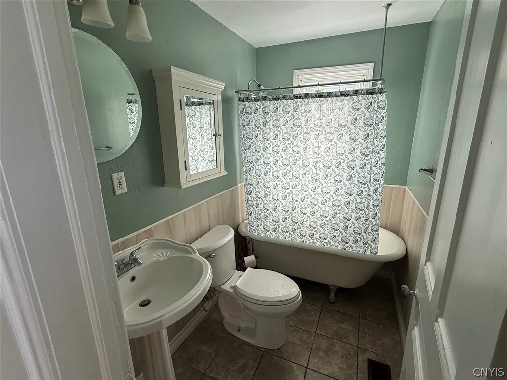 20072 County Route 181, Orleans, New York 13656, Orleans, New York 13656, 5 Bedroom Bedrooms, 10 Room Rooms,2 BathroomBathrooms,Residential Lease,For Rent,20072 County Route 181, Orleans, New York 13656,0,S1724701