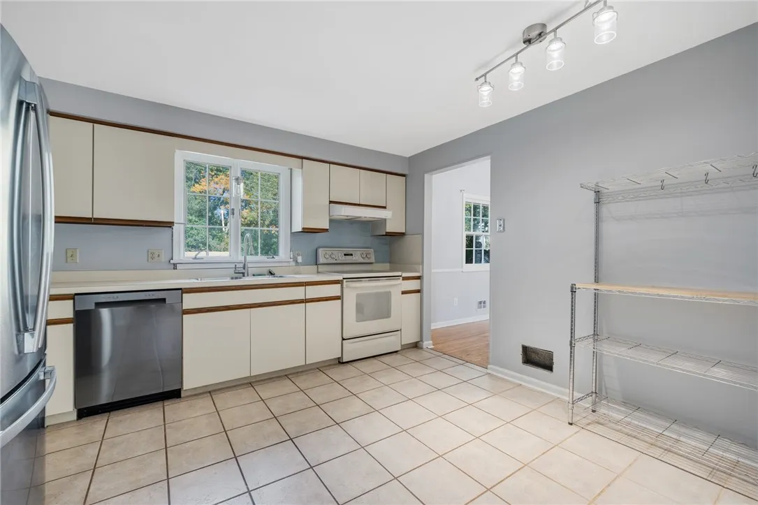 28 Candlewood Drive, Pittsford, New York 14534, Pittsford, New York 14534, 4 Bedroom Bedrooms, 9 Room Rooms,2 BathroomBathrooms,Residential,For Sale,28 Candlewood Drive, Pittsford, New York 14534,0,R1724534