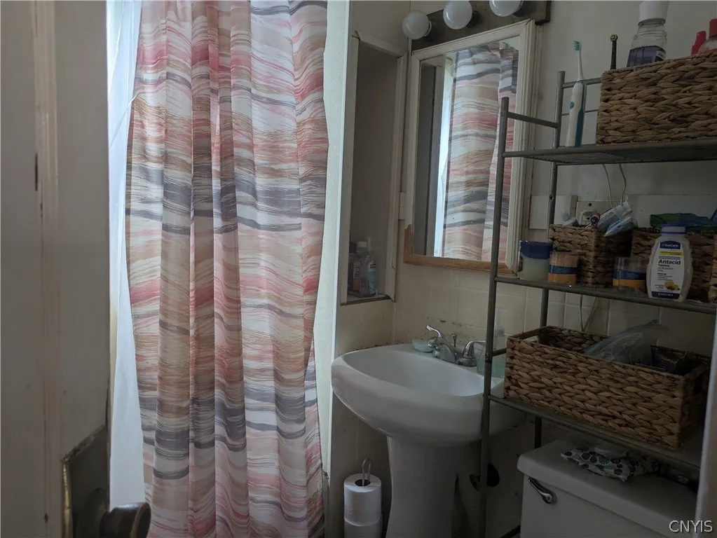 164-66 Loma Avenue, Syracuse, New York 13208, Syracuse, New York 13208, 4 Bedroom Bedrooms, ,2 BathroomBathrooms,Residential,For Sale,164-66 Loma Avenue, Syracuse, New York 13208,0,S1724745