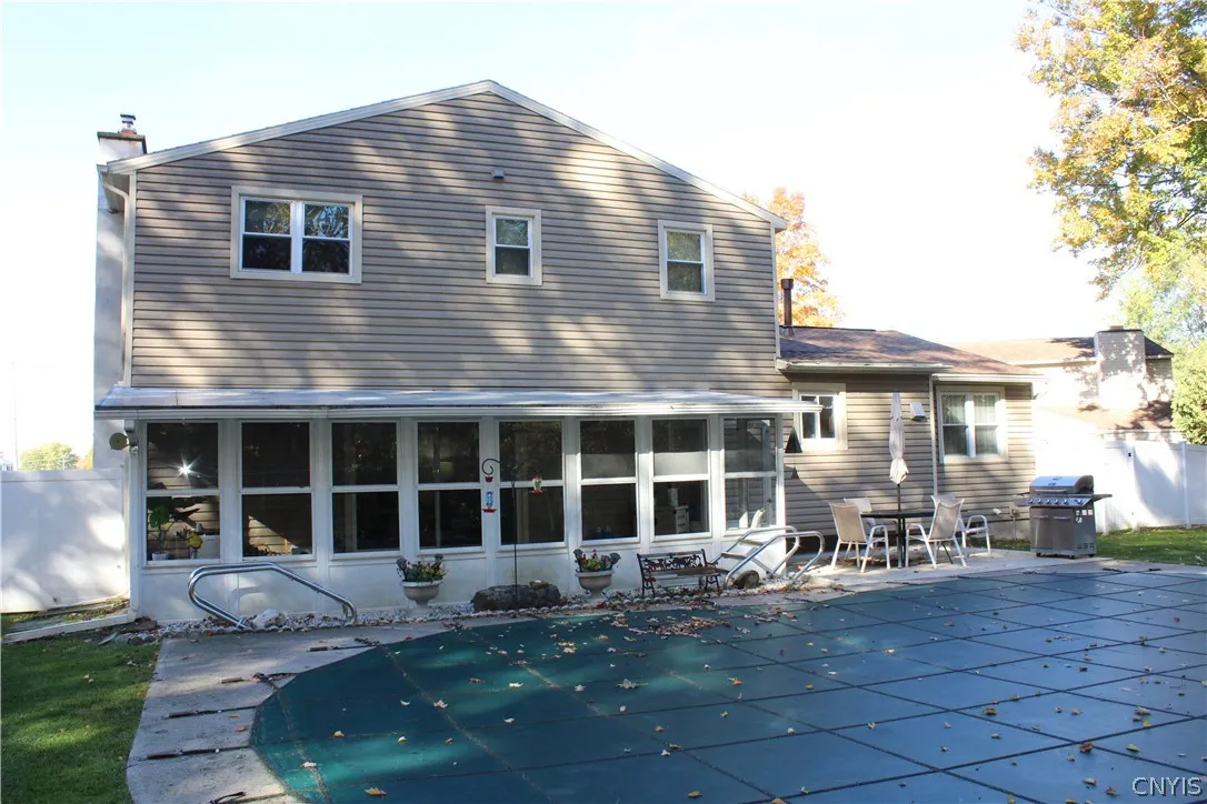 Rear photo of pool and Florida Room