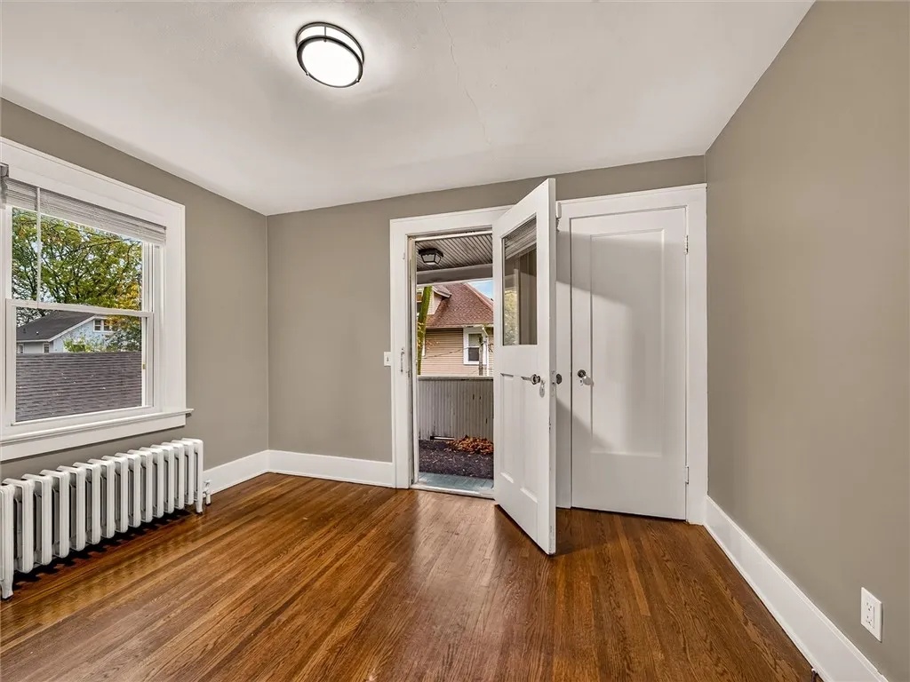 Bedroom w/balcony