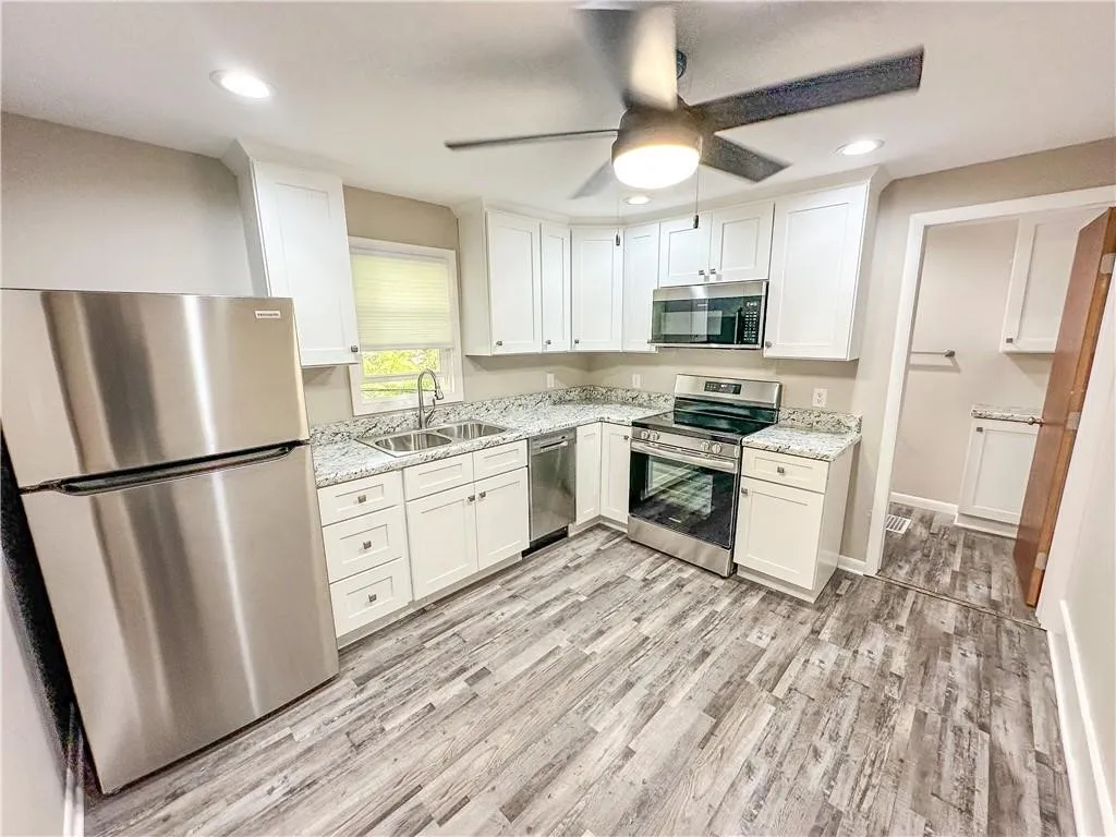 81 Stewart Street 3, Rochester, New York 14620, Rochester, New York 14620, 1 Bedroom Bedrooms, 4 Room Rooms,1 BathroomBathrooms,Residential Lease,For Rent,81 Stewart Street 3, Rochester, New York 14620,0,R1723236